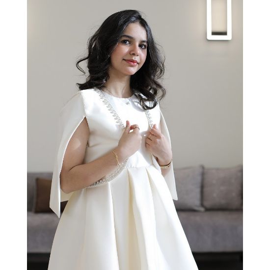 صورة فستان بناتي سهرة ساتان أوف وايت بجاكيت (كاب) مرصع بالإكسسوار - M3804